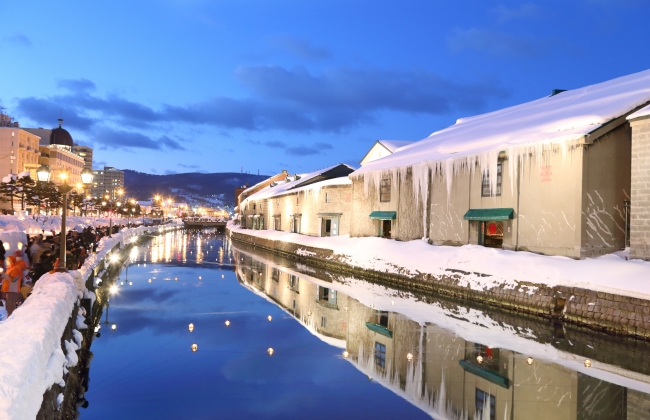 冬夜小樽運河的寧靜，夜幕低垂，天空落下鵝毛般的雪花，說走就走的聖誕假期!